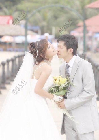 生活中的演戏中的情侣越南伉俪婚纱结婚结婚照亲吻谈情说爱甜蜜图片
