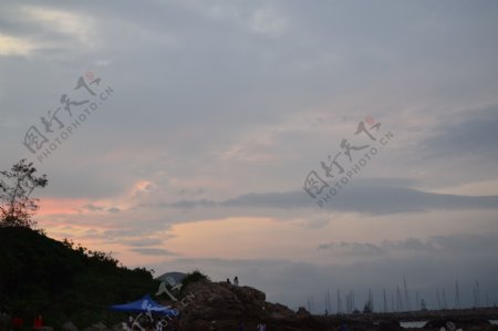 夕阳下的杨梅坑海岸图片