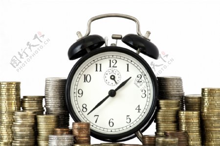 时间就是金钱的观念闹钟和大量的欧元硬币