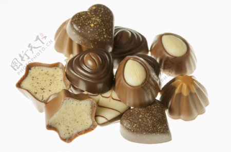 巧克力糖果孤立在白色的背景