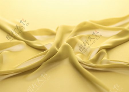 带杂乱折纹的黄色丝绸