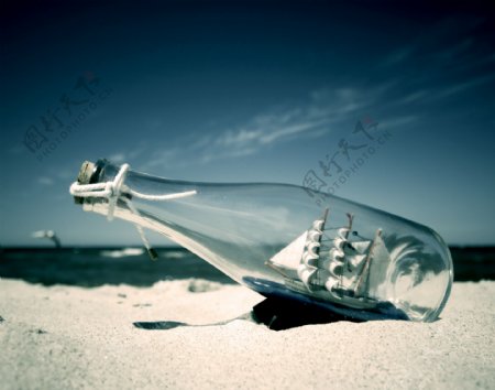 沙滩上的玻璃瓶图片素材1