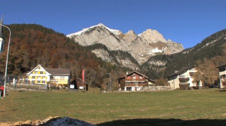 瑞士阿尔卑斯山的房子和山羊股票视频视频免费下载
