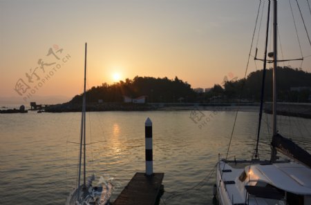 夕阳游艇码头图片