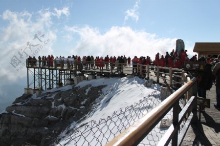 雪山栈桥图片