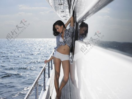 倚靠在游艇上的女人图片