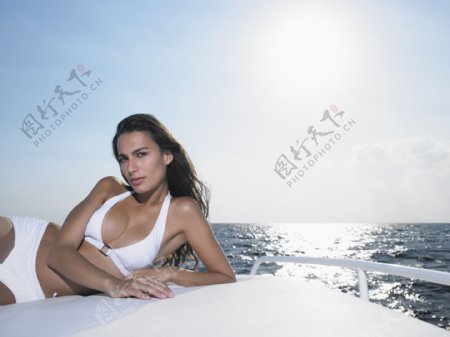 游艇上穿白色泳装的女人图片