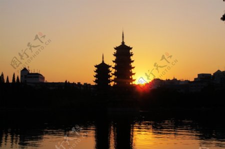 桂林风光夕阳双塔图片