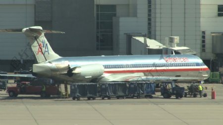 美国航空公司的飞机在机场股份的录像