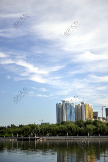 蓝天下的高楼图片