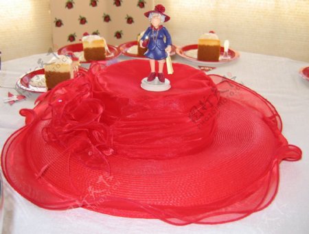 红色礼帽玩具婆婆蛋糕图片