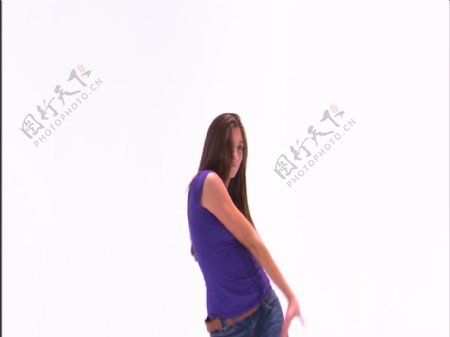 女孩在紫色的衬衫和牛仔裤21股票视频跳舞