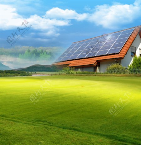 草地蓝天太阳能板新能源房子