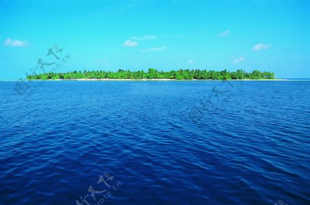 蓝色海面绿岛
