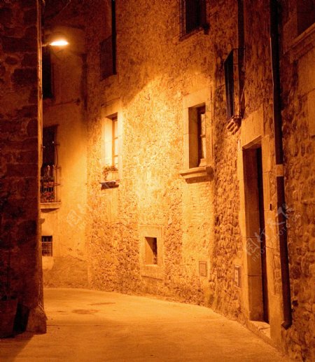 中世纪的狭窄黑暗的小巷在晚上