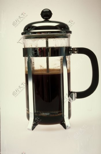 盛咖啡的咖啡壶特写咖啡金属玻璃杯