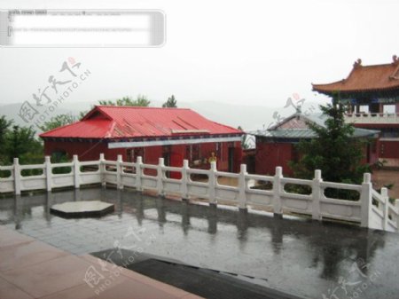 雨中寺庙