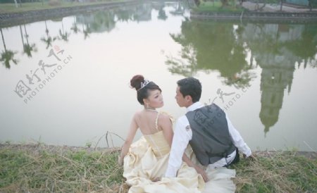 生活中的演戏中的情侣越南伉俪婚纱结婚结婚照河边谈情说爱甜蜜图片