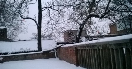 小平房雪景图片