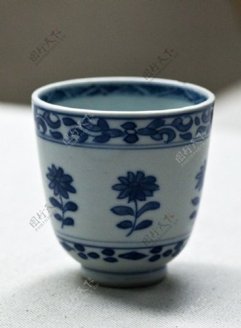 青花朵菊纹深腹杯图片