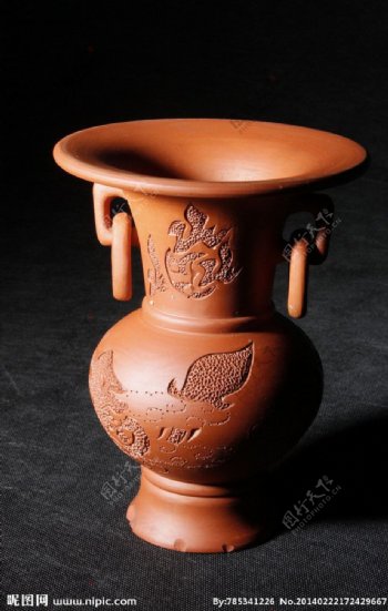 红色陶瓷花瓶图片