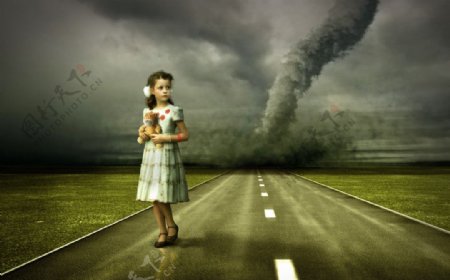 风暴来临公路上的小女孩图片