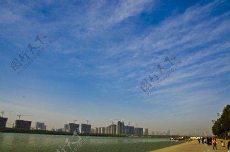晴空咸阳湖图片