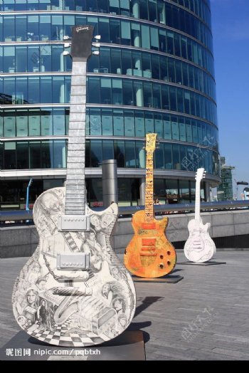 街头吉他造型雕塑图片
