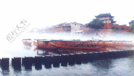 湘西凤凰沱江风景船吊角楼古城古建筑南方长城图片
