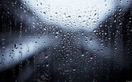 窗外的雨水图片