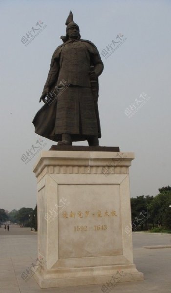 爱新觉罗183皇太极的雕像图片
