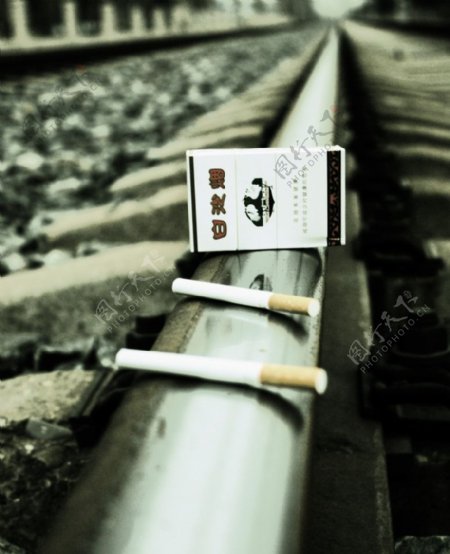 铁轨上的香烟图片