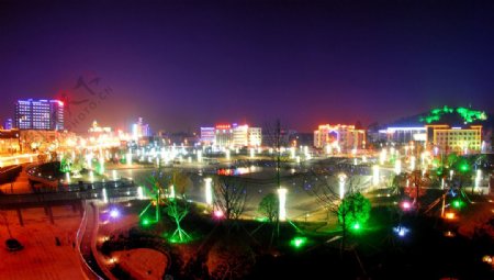 霓虹夜景广场图片