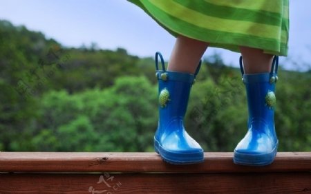 小女孩的蓝色鞋图片