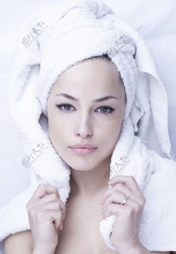 浴巾粉嫩气质性感女生图片
