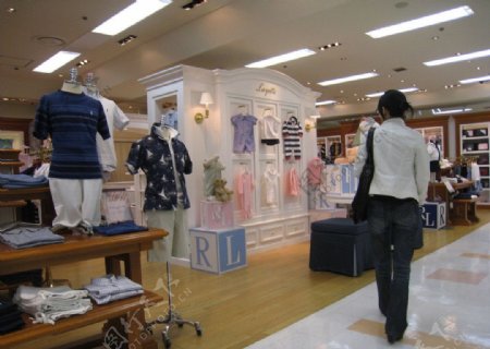 日本儿童服装店面图片