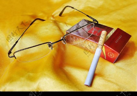 眼镜香烟图片