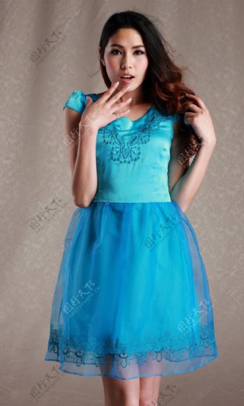 欧根纱蓝色连衣裙正面图片