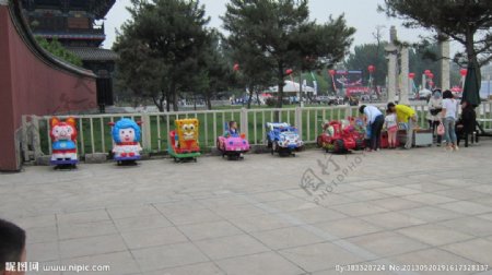 公园广场玩具童车图片
