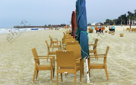 北海银滩遮阳伞藤椅图片