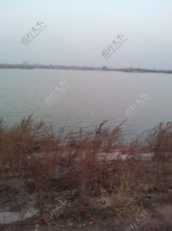 古城冬湖图片
