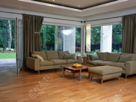 高品质木地板宽敞的客厅图片