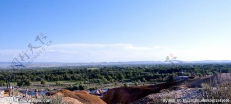 蓝天树林岩石新疆风景图片
