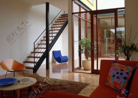 超大背景素材客厅舒适优雅沙发门窗阶梯图片