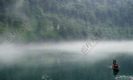 雾锁东江图片