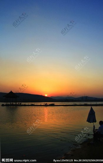 夕阳龙湖图片