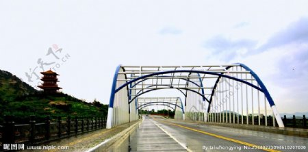 环山公路桥与宝塔图片