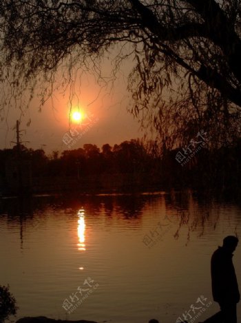 夕阳湖畔的游人图片