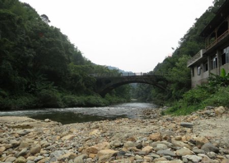 溪流拱桥图片