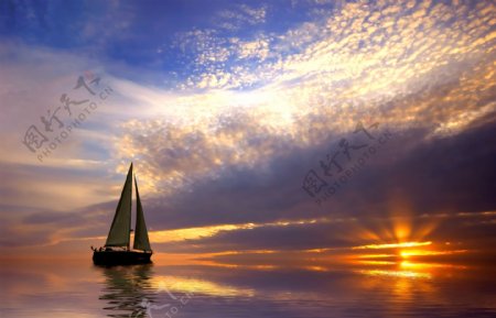 夕阳的帆船图片